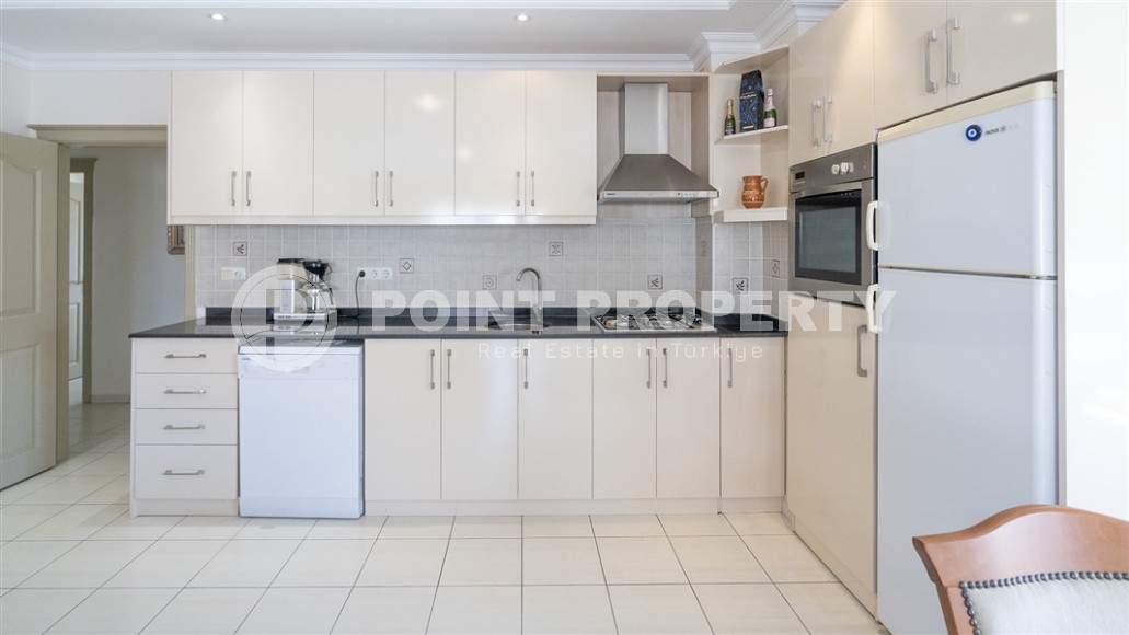 Большая двухуровневая квартира, общей площадью 220 м3, на 4-м этаже с мансардой, в 350 метрах от моря-id-5586-фото-3