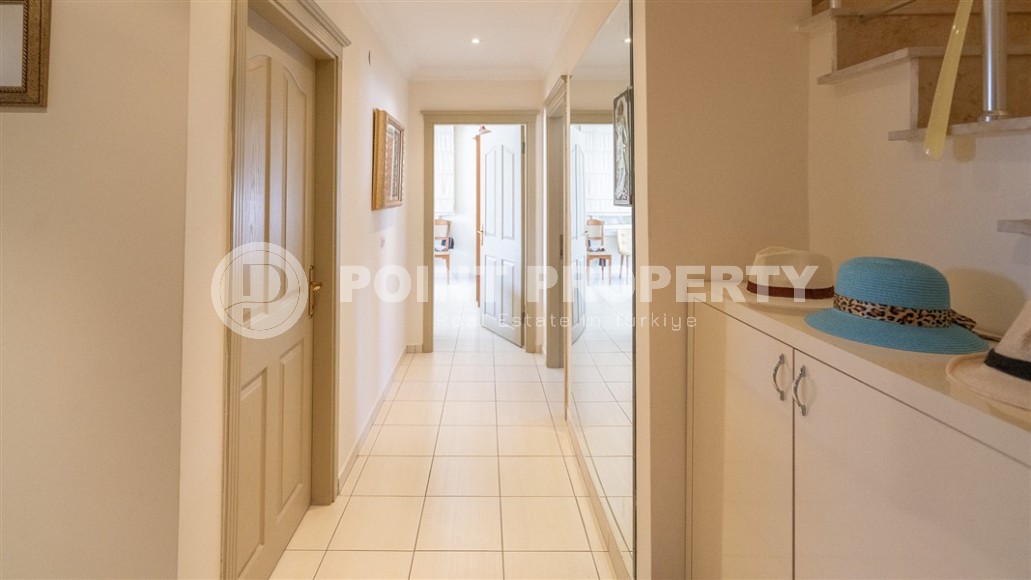 Большая двухуровневая квартира, общей площадью 220 м3, на 4-м этаже с мансардой, в 350 метрах от моря-id-5586-фото-8