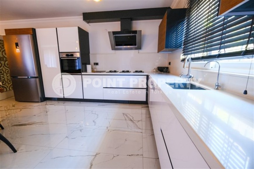 Просторная светлая квартира с современным дизайном, в трех с половиной километрах от моря, в престижном районе Аланьи - Бекташ-id-5668-фото-3