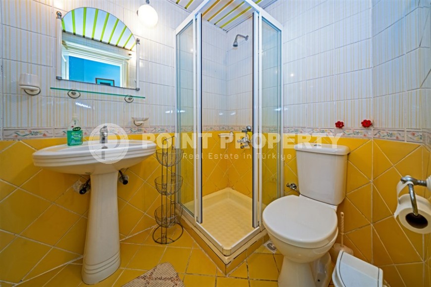 Cozy, bright apartment on the 1st floor in a building built in 2007, in the very center of Alanya-id-5743-photo-4