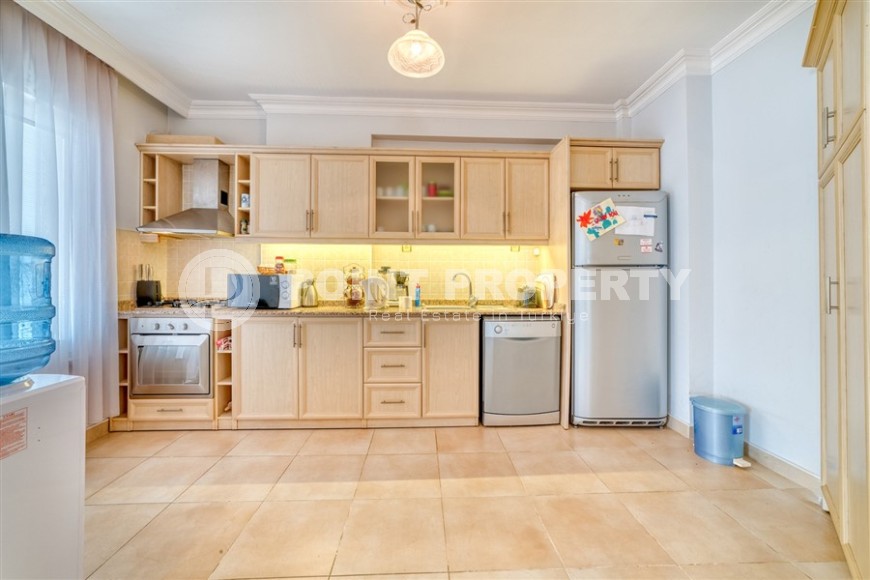 Spacious panoramic apartment overlooking the city and the Taurus Mountains, 700 meters from the sea, in the very center of Alanya-id-5820-photo-6