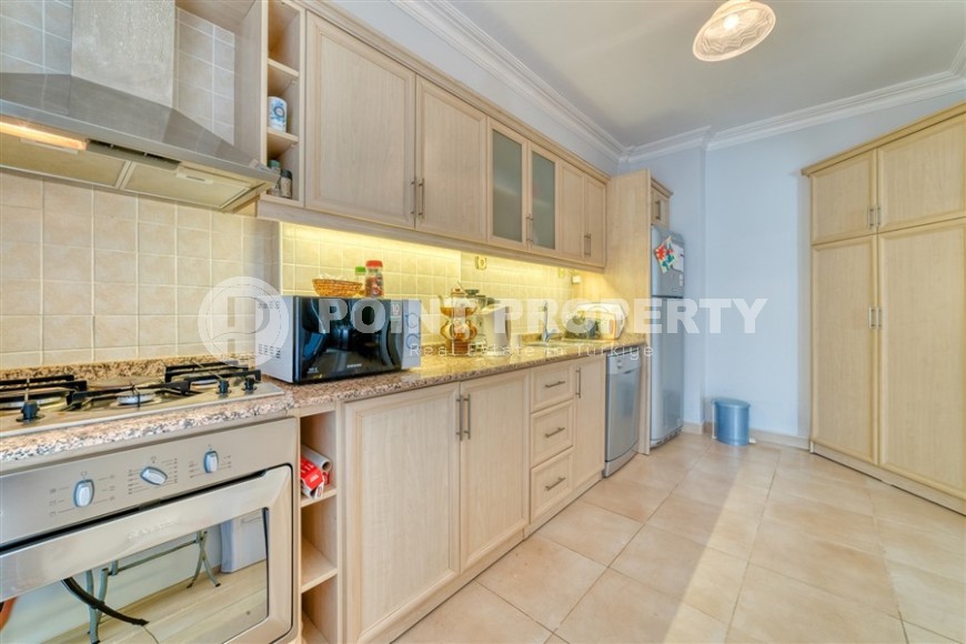 Spacious panoramic apartment overlooking the city and the Taurus Mountains, 700 meters from the sea, in the very center of Alanya-id-5820-photo-7