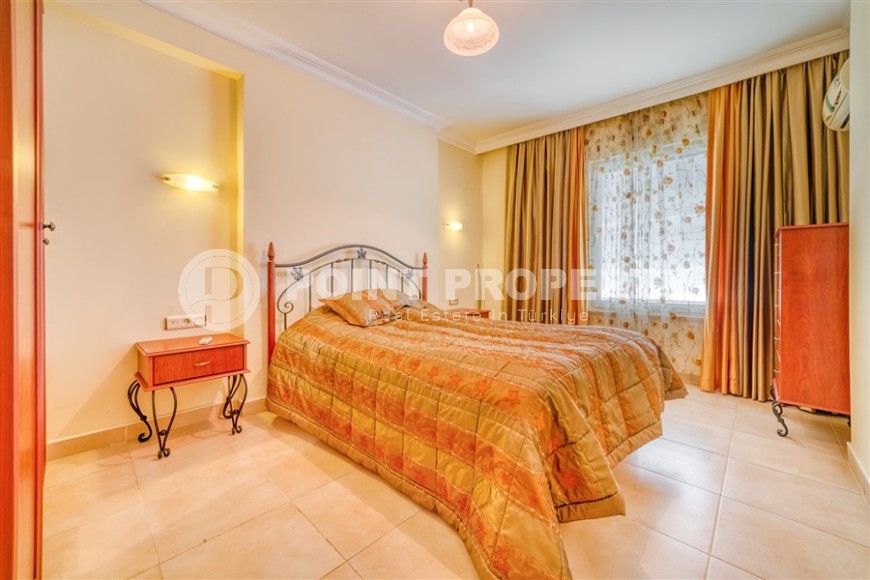 Spacious panoramic apartment overlooking the city and the Taurus Mountains, 700 meters from the sea, in the very center of Alanya-id-5820-photo-8