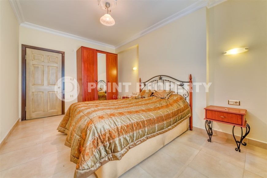 Spacious panoramic apartment overlooking the city and the Taurus Mountains, 700 meters from the sea, in the very center of Alanya-id-5820-photo-9