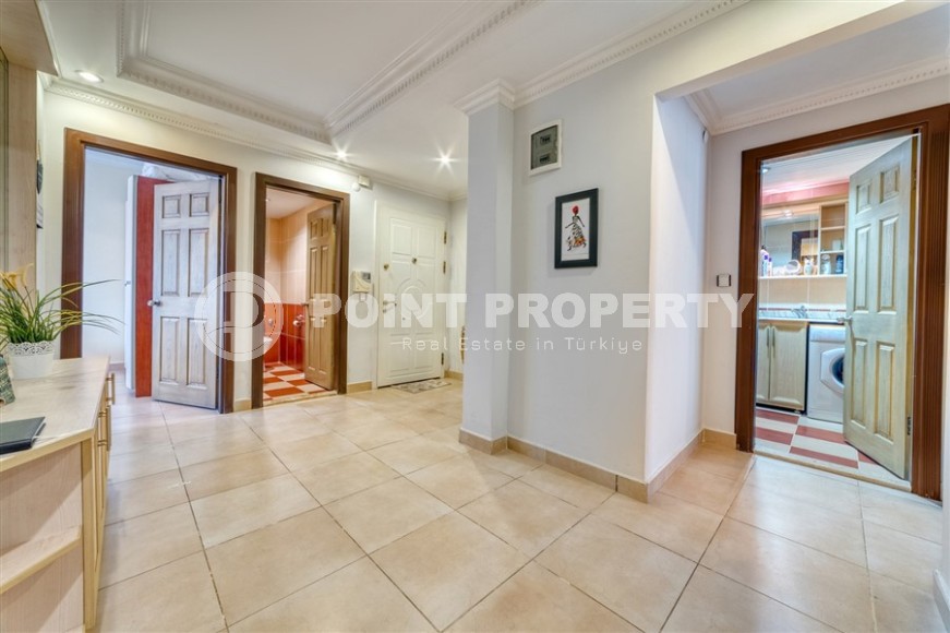 Spacious panoramic apartment overlooking the city and the Taurus Mountains, 700 meters from the sea, in the very center of Alanya-id-5820-photo-12