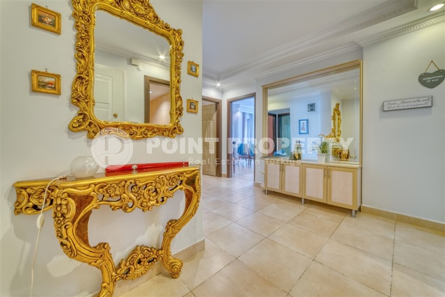 Spacious panoramic apartment overlooking the city and the Taurus Mountains, 700 meters from the sea, in the very center of Alanya-id-5820-photo-13