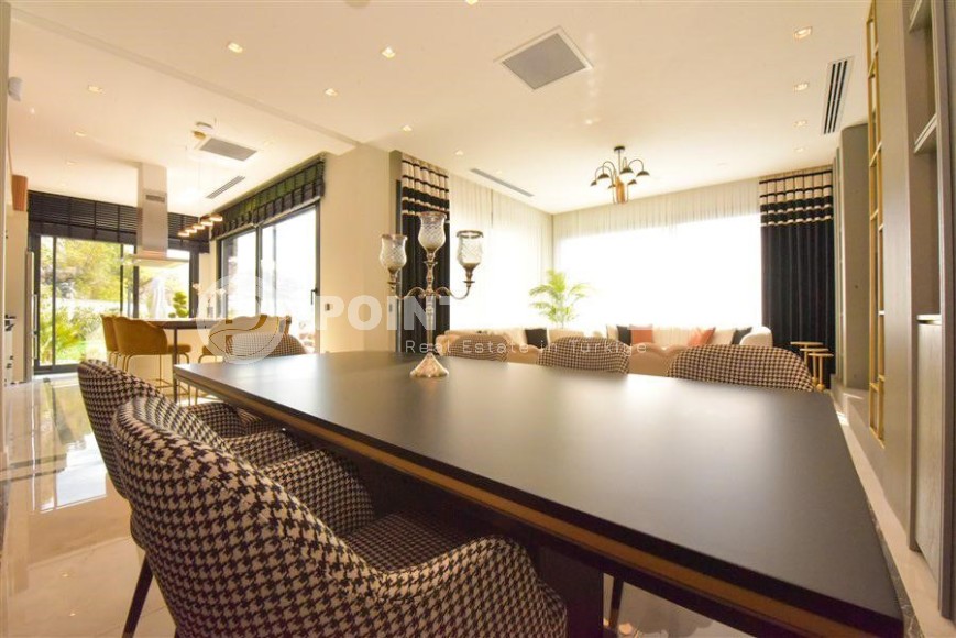 Новая двухэтажная вилла с роскошным панорамным видом на море, в элитном районе Аланьи - Тепе-id-5830-фото-7