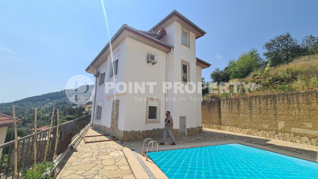 Detached two-storey villa overlooking the sea and the Alanya fortress, in an elite area - Tepe-id-5850-photo-1