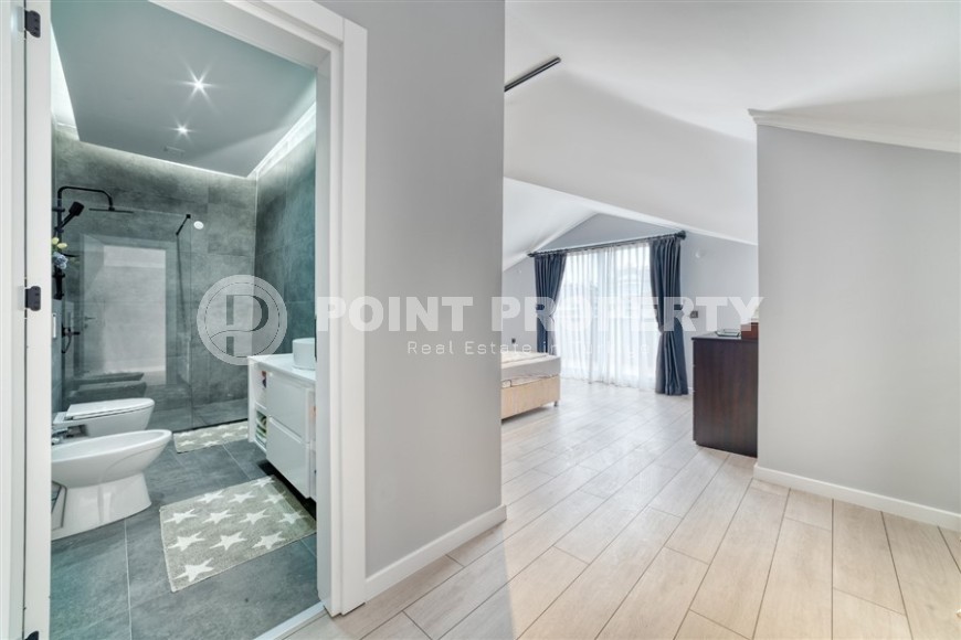 Стильные двухуровневые апартаменты с лаконичным современным дизайном, в 950 метрах от моря-id-5916-фото-11