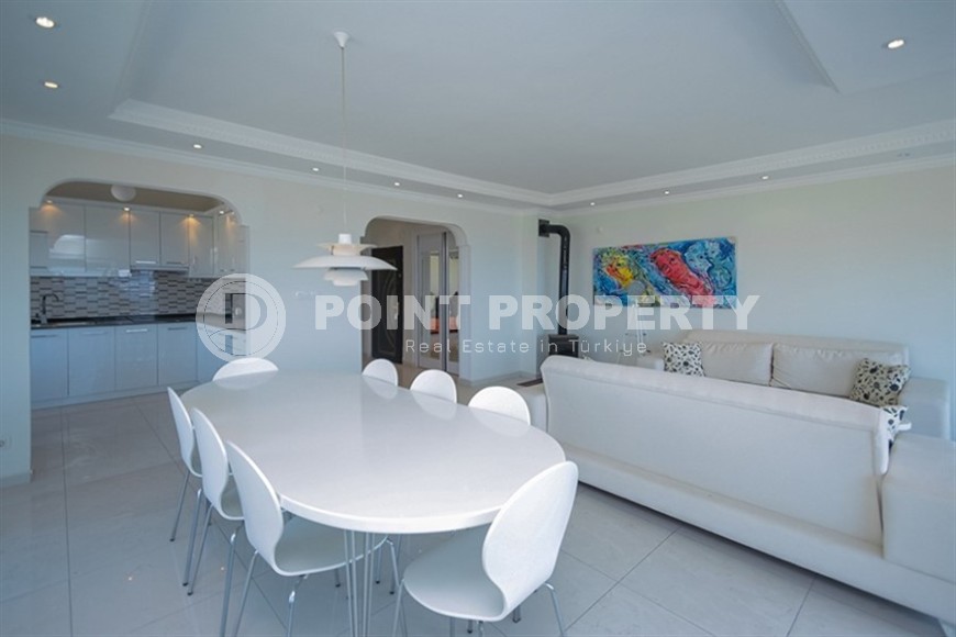 Large, bright, newly renovated apartment, opposite the famous Cleopatra Beach, in the center of Alanya-id-5921-photo-2