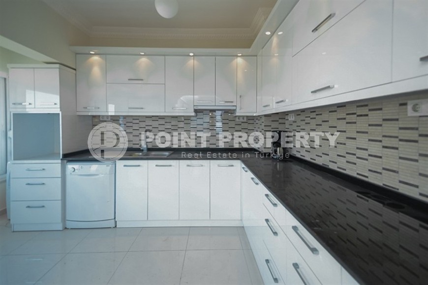 Large, bright, newly renovated apartment, opposite the famous Cleopatra Beach, in the center of Alanya-id-5921-photo-4