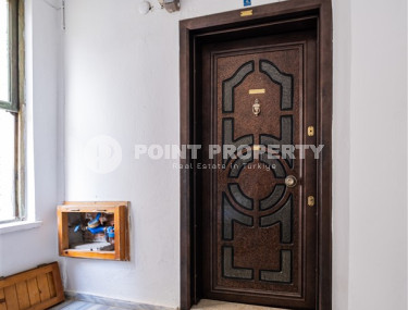 Resale property in the center of Alanya: 3+1 apartment with separate kitchen 400m from Cleopatra Beach.-id-1465-photo-2