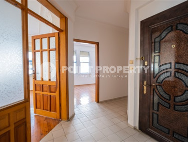 Resale property in the center of Alanya: 3+1 apartment with separate kitchen 400m from Cleopatra Beach.-id-1465-photo-4