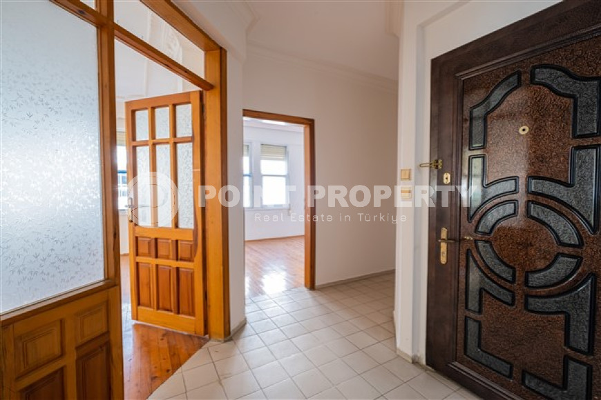 Resale property in the center of Alanya: 3+1 apartment with separate kitchen 400m from Cleopatra Beach.-id-1465-photo-4