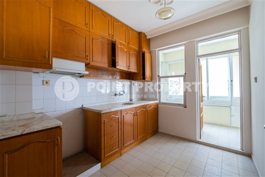 Resale property in the center of Alanya: 3+1 apartment with separate kitchen 400m from Cleopatra Beach.-id-1465-photo-5