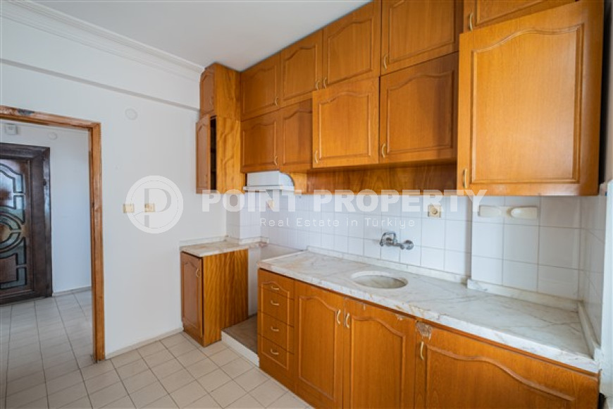 Resale property in the center of Alanya: 3+1 apartment with separate kitchen 400m from Cleopatra Beach.-id-1465-photo-9