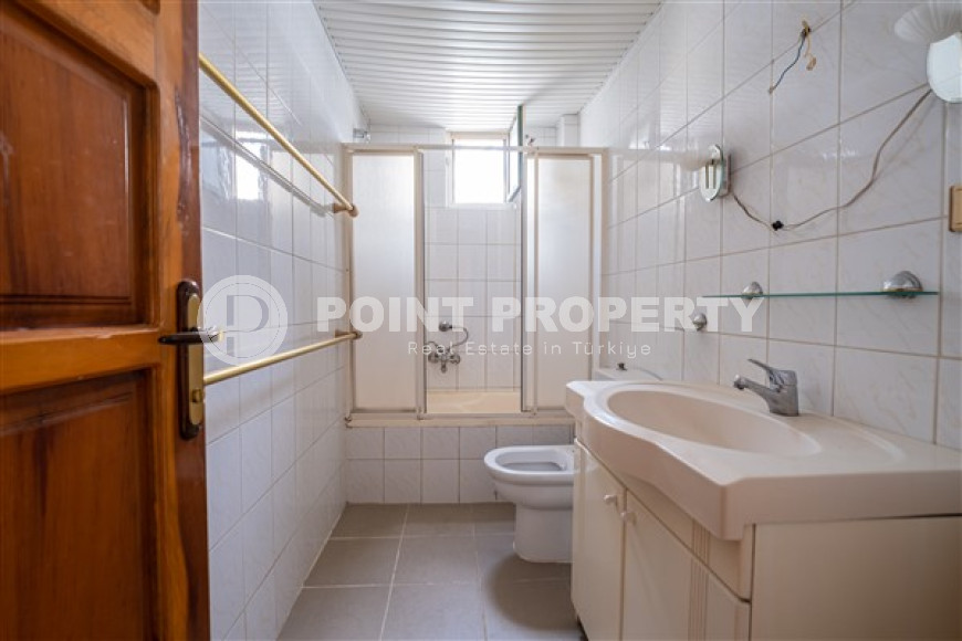 Resale property in the center of Alanya: 3+1 apartment with separate kitchen 400m from Cleopatra Beach.-id-1465-photo-26